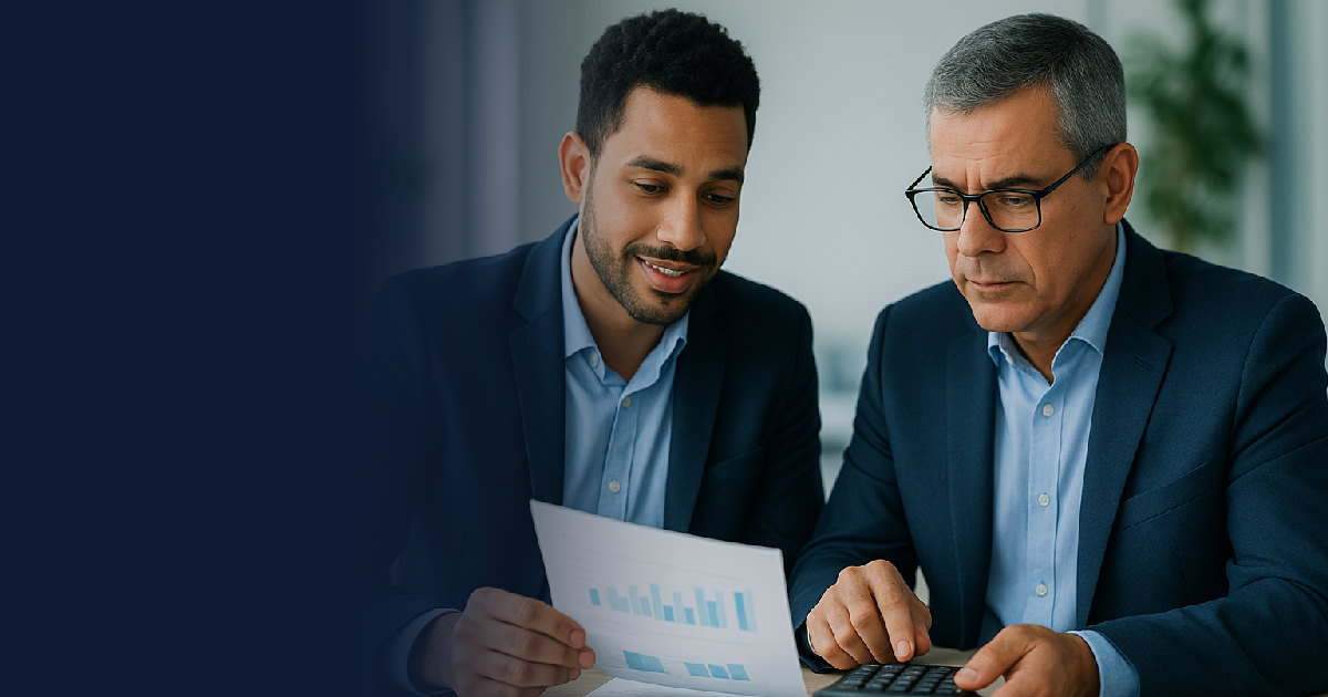 Vendedor e diretora financeira de uma empresa cliente revisam uma proposta com calculadora em uma mesa de reunião