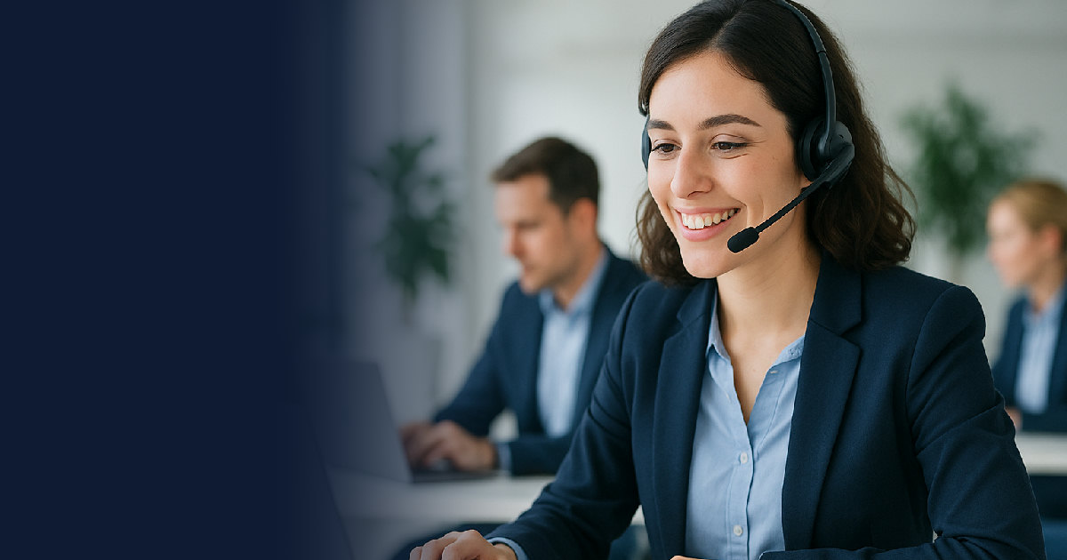 SDR com headset fazendo ligações de prospecção em escritório moderno